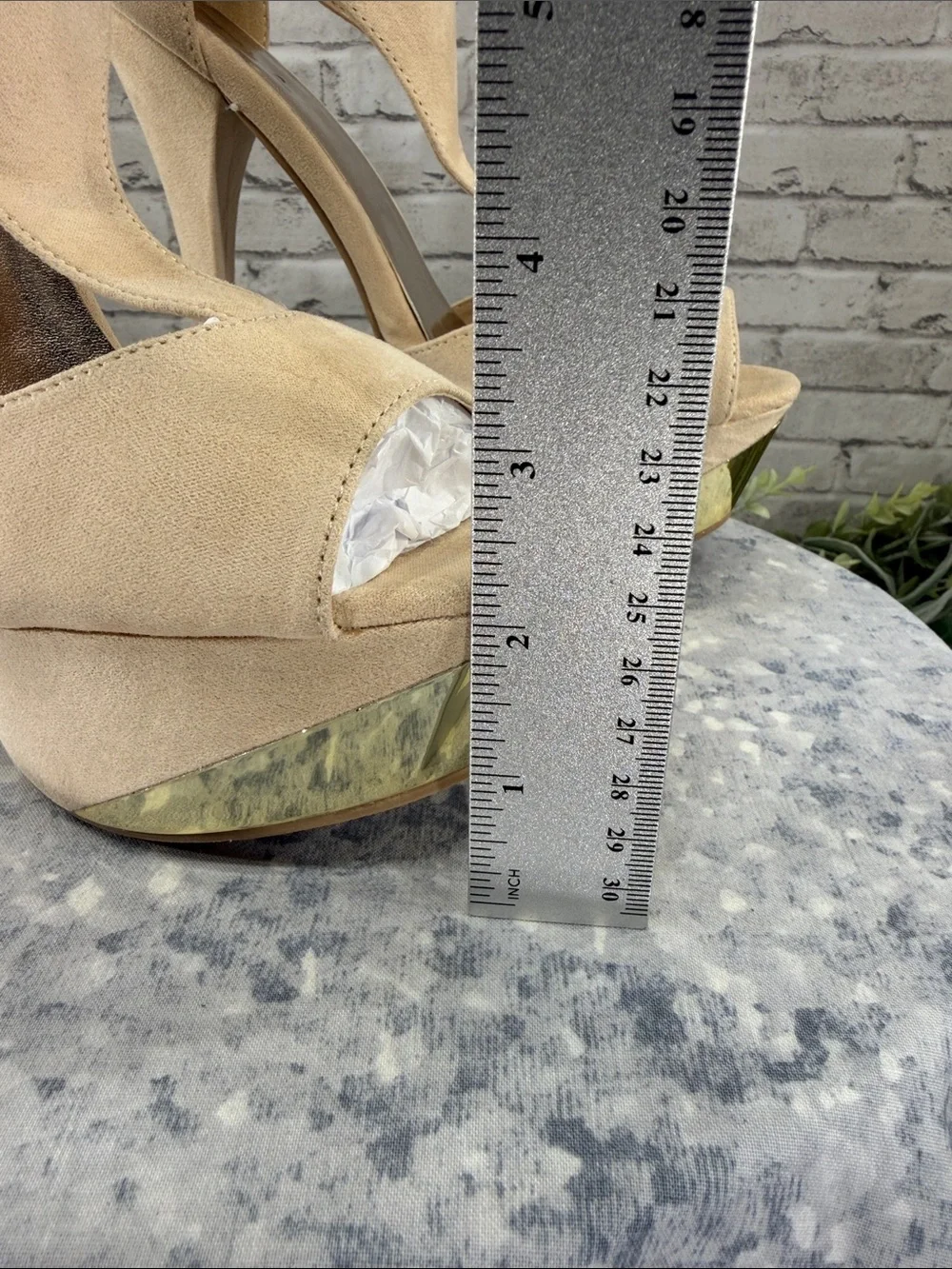 QUPID - Beige Faux Suede T-Strap Platform Stiletto Dress Heels WMS 8M 💛 EUC